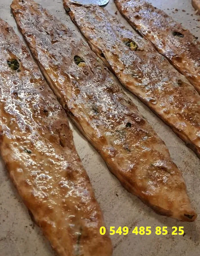 Nasip Ekmek Fırını'nın öne çıkan lezzetlerinden içli pide, bol malzemeli iç harcı ve odun ateşinin verdiği eşsiz aroma ile damaklarda unutulmaz bir tat bırakıyor.4