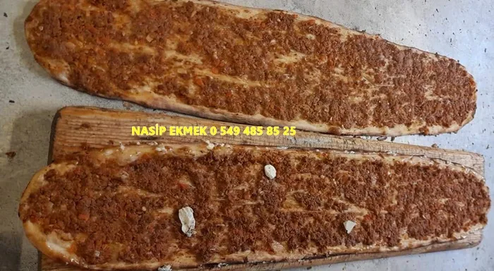 Nasip Ekmek Fırını'nın öne çıkan lezzetlerinden içli pide, bol malzemeli iç harcı ve odun ateşinin verdiği eşsiz aroma ile damaklarda unutulmaz bir tat bırakıyor.7