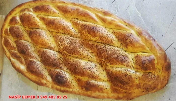 Nasip Ekmek Fırını'nın öne çıkan lezzetlerinden içli pide, bol malzemeli iç harcı ve odun ateşinin verdiği eşsiz aroma ile damaklarda unutulmaz bir tat bırakıyor.2