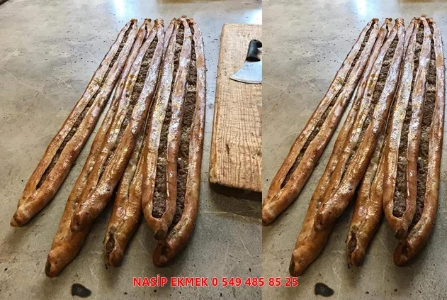 Nasip Ekmek Fırını'nın öne çıkan lezzetlerinden içli pide, bol malzemeli iç harcı ve odun ateşinin verdiği eşsiz aroma ile damaklarda unutulmaz bir tat bırakıyor.6