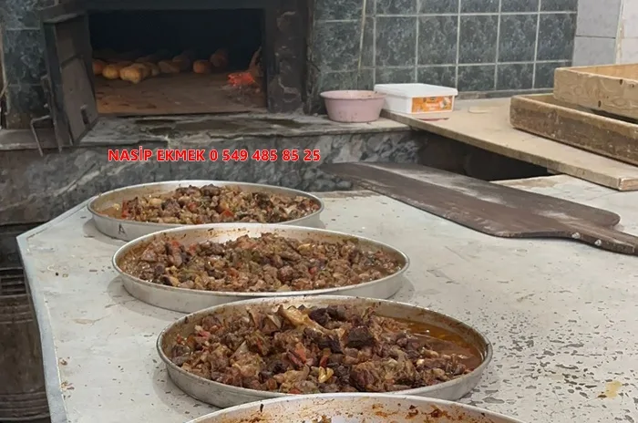 Nasip Ekmek Fırını'nın öne çıkan lezzetlerinden içli pide, bol malzemeli iç harcı ve odun ateşinin verdiği eşsiz aroma ile damaklarda unutulmaz bir tat bırakıyor.9