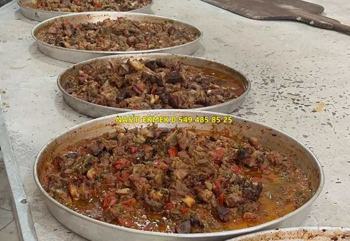 Nasip Ekmek Fırını'nın öne çıkan lezzetlerinden içli pide, bol malzemeli iç harcı ve odun ateşinin verdiği eşsiz aroma ile damaklarda unutulmaz bir tat bırakıyor.10