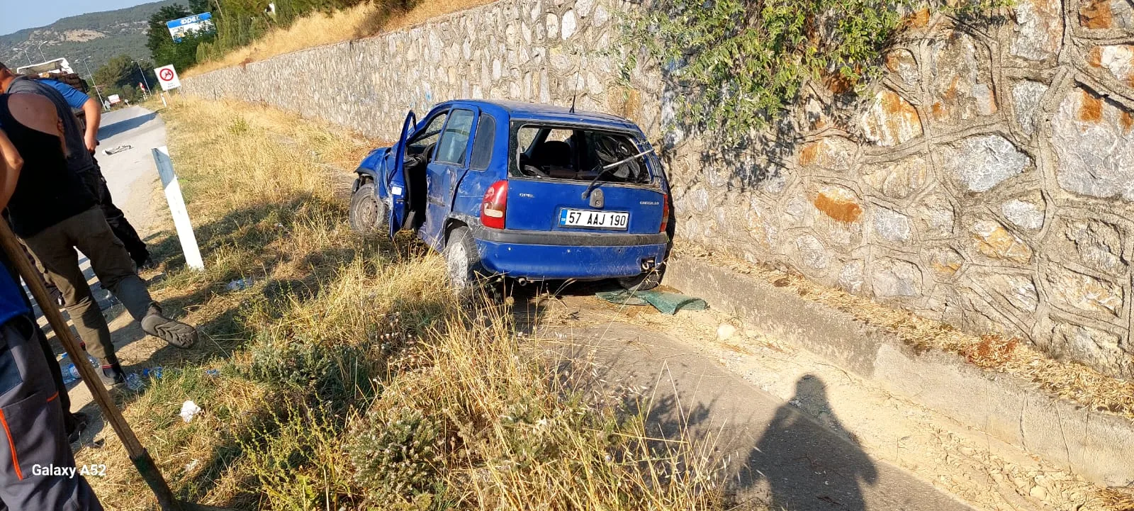  Kamyonun Çarptığı Otomobil Kanala Uçtu: Anne ve Oğlu Hastanelik Oldu3