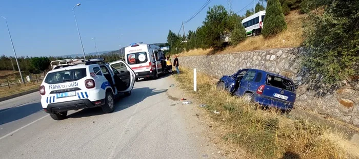  Kamyonun Çarptığı Otomobil Kanala Uçtu: Anne ve Oğlu Hastanelik Oldu1
