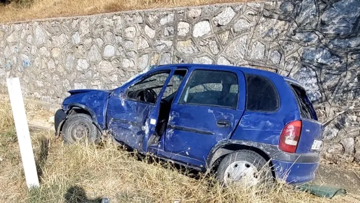  Kamyonun Çarptığı Otomobil Kanala Uçtu: Anne ve Oğlu Hastanelik Oldu2