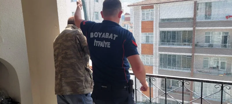 Dışarıda kalan güvercinin onu kurtarmak için sürekli günler süren hamleler yapması ise izleyenleri derinden etkiledi. Günlerdir pencerenin pervazında durup içeride mahsur kalan arkadaşına yiyecek taşıyan sadık güvercin, her kanat çırpışında bir umut ışığı saçıyordu.