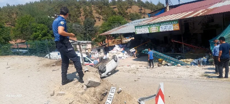 Virajı Alamayan Otomobil Ters Dönerek Durabildi, 2 Kardeş Yaralı!888