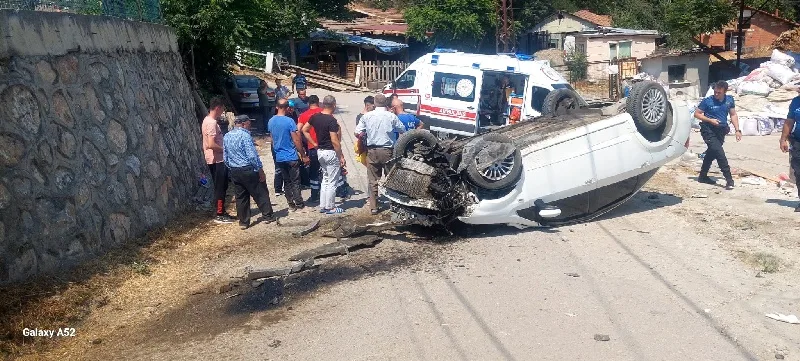 Virajı Alamayan Otomobil Ters Dönerek Durabildi, 2 Kardeş Yaralı!77