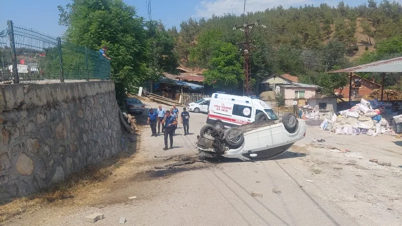 Virajı Alamayan Otomobil Ters Dönerek Durabildi, 2 Kardeş Yaralı!