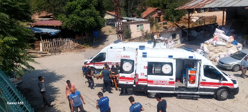 Virajı Alamayan Otomobil Ters Dönerek Durabildi, 2 Kardeş Yaralı!2