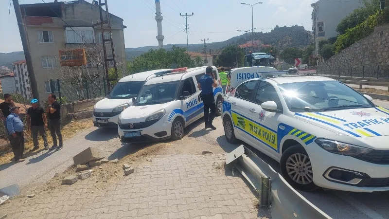 Virajı Alamayan Otomobil Ters Dönerek Durabildi, 2 Kardeş Yaralı!3