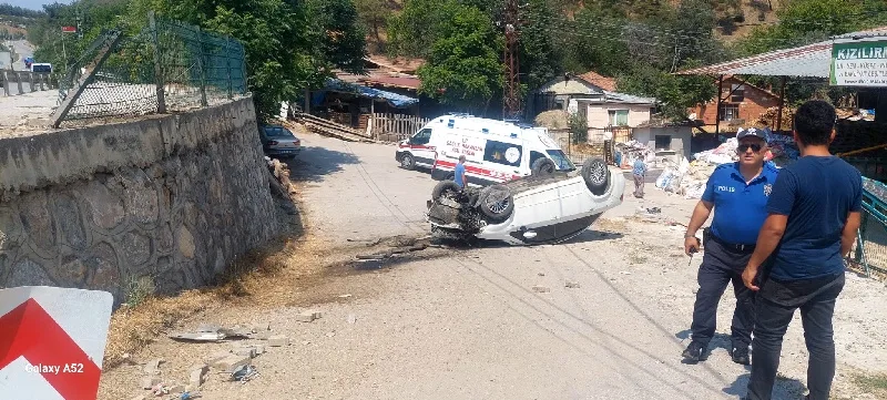 Virajı Alamayan Otomobil Ters Dönerek Durabildi, 2 Kardeş Yaralı!74111111111111