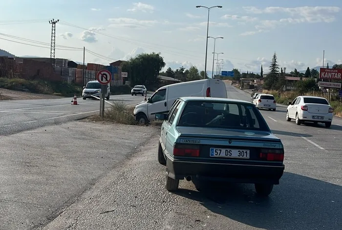  Boyabat'ta 2 Araç Çarpıştı 1 Kişi Hastaneye Kaldırıldı