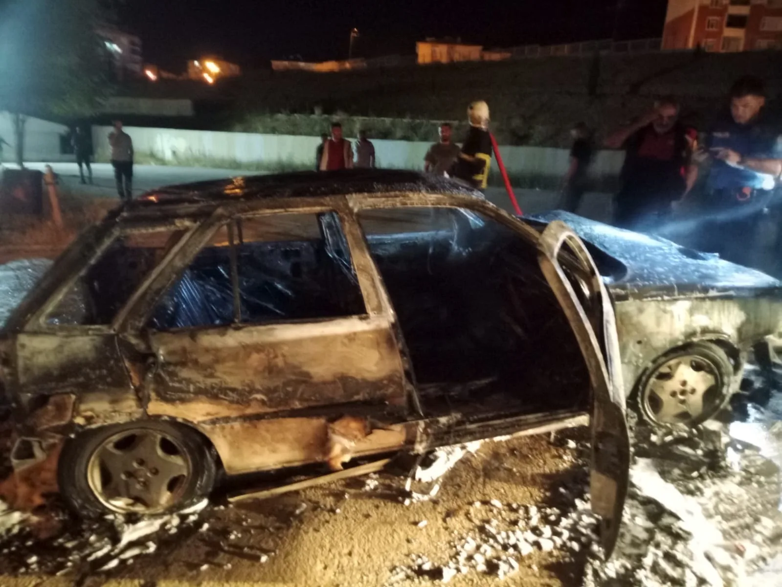 Boyabat araç yangını, Adnan Menderes Bulvarı, otomobil alev aldı, Boyabat itfaiyesi, kullanılamaz hale gelen otomobil, araç yangını Boyabat, maddi hasarlı kaza.