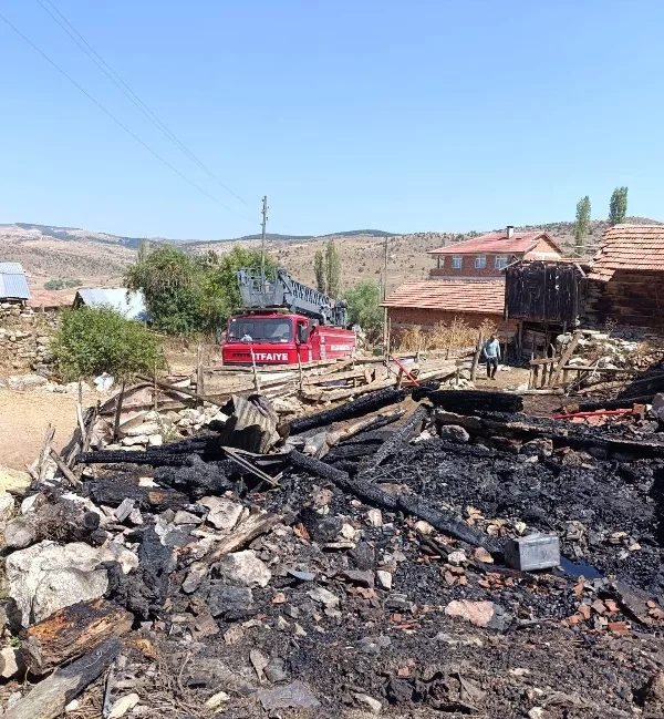 Boyabat Kılıçlı köyünde çıkan yangında 2 ev 2 ahır yandı22