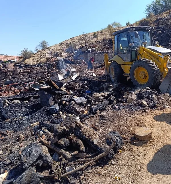 Boyabat Kılıçlı köyünde çıkan yangında 2 ev 2 ahır yandı