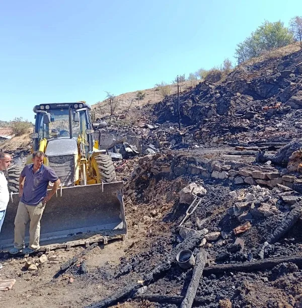 Boyabat Kılıçlı köyünde çıkan yangında 2 ev 2 ahır yandı111