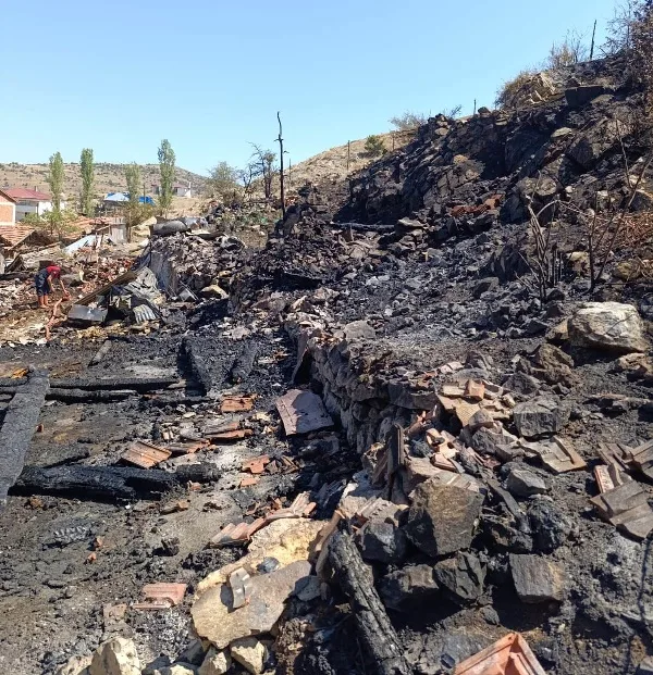 Boyabat Kılıçlı köyünde çıkan yangında 2 ev 2 ahır yandı11