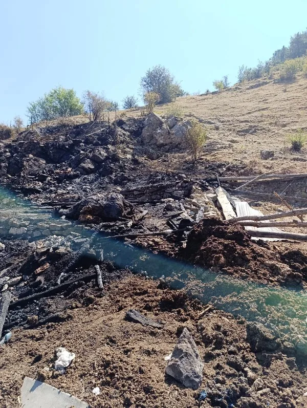 Boyabat Kılıçlı köyünde çıkan yangında 2 ev 2 ahır yandı