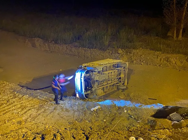 Boyabat'ta Trafik Kazası Kaza Yerinde Tilki Meraklı Bakışları Üzerine Çekti011