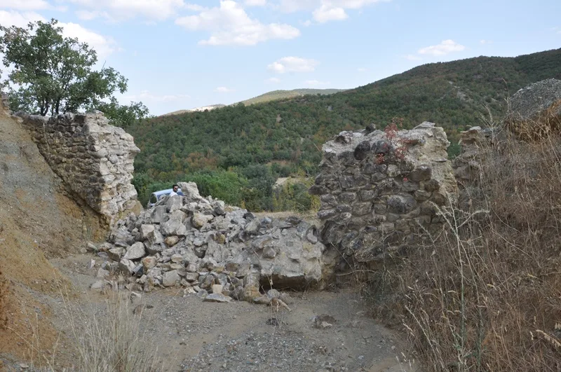 Boyabat'ta Tarihi Kemer Çöktü: Vatandaşlar Yetkilileri Göreve Çağırıyor36