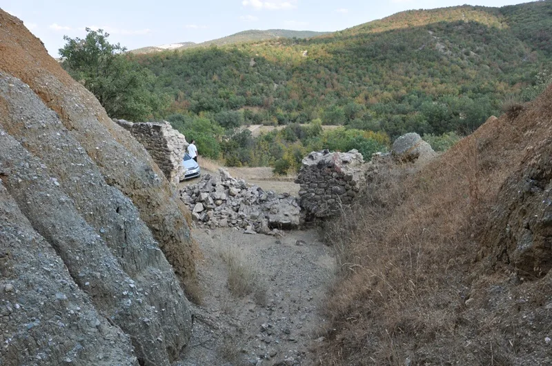 Boyabat'ta Tarihi Kemer Çöktü: Vatandaşlar Yetkilileri Göreve Çağırıyor44