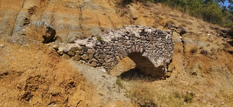 Boyabat'ta Tarihi Kemer Çöktü: Vatandaşlar Yetkilileri Göreve Çağırıyor77