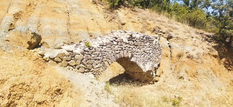 Boyabat'ta Tarihi Kemer Çöktü: Vatandaşlar Yetkilileri Göreve Çağırıyor88