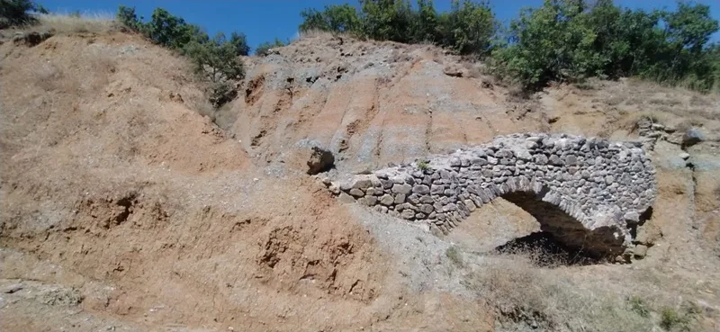 Boyabat'ta Tarihi Kemer Çöktü: Vatandaşlar Yetkilileri Göreve Çağırıyor99
