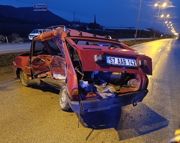 Boyabat’ta Servis Minibüsü ile Otomobil Çarpıştı