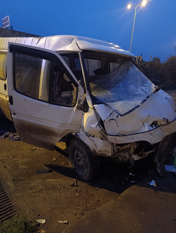 Sinop Boyabatta Servis Minibusu Otomobil Carpisti98788