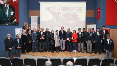 Sinop Üniversitesi’nde düzenlenen “Vatan ve Kahramanlık Buluşmaları” programında gaziler, vatan