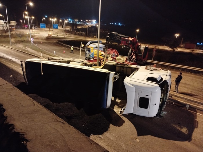 boyabat tir kazasi devrildi757