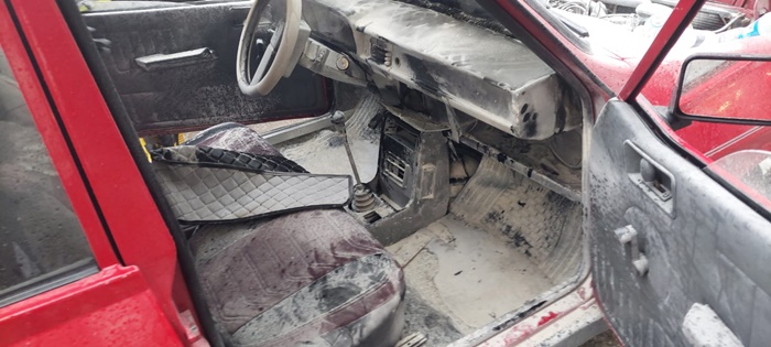 Esnafin Yangin Tupu Otomobili Kurtardi arac yangini 111237