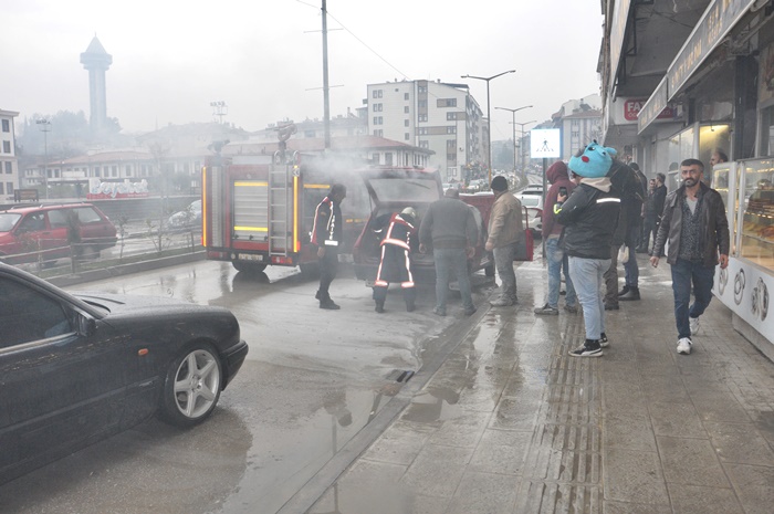Esnafın Yangın Tüpü Otomobili Kurtardı